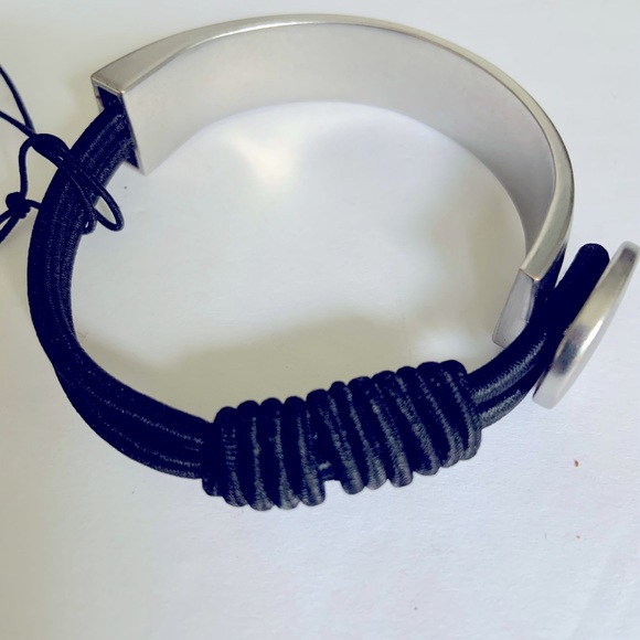 Bracelet, NWT, silver tone w/ elastic - Picture 5 of 6